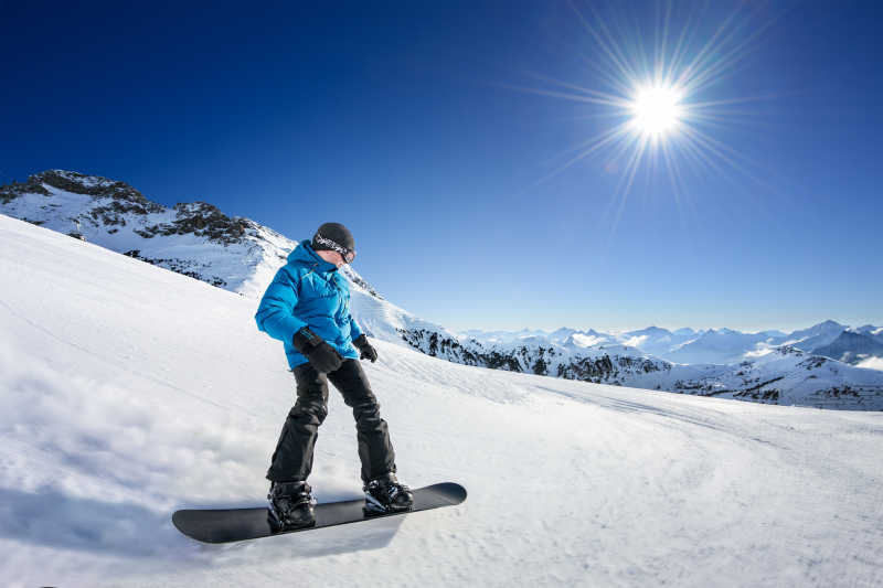 在高山滑雪的滑雪则和滑雪板
