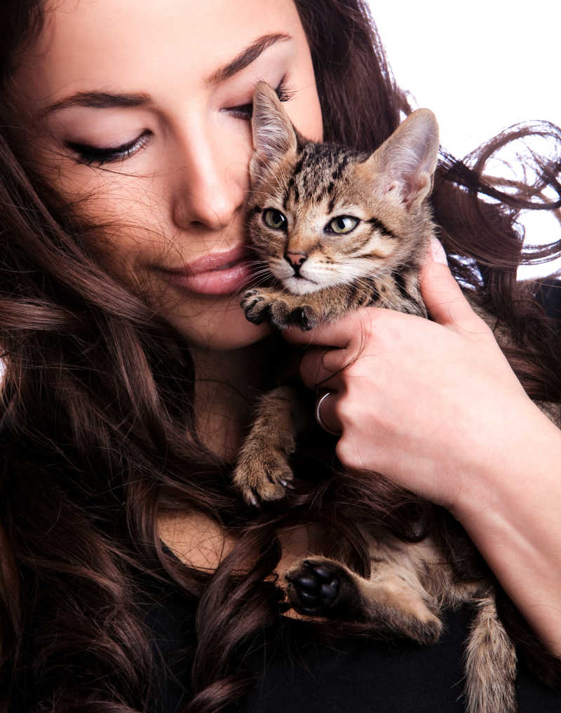 美女抱着小猫