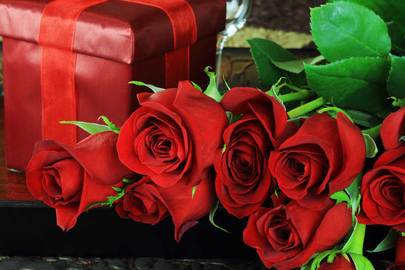 红色玫瑰与礼物