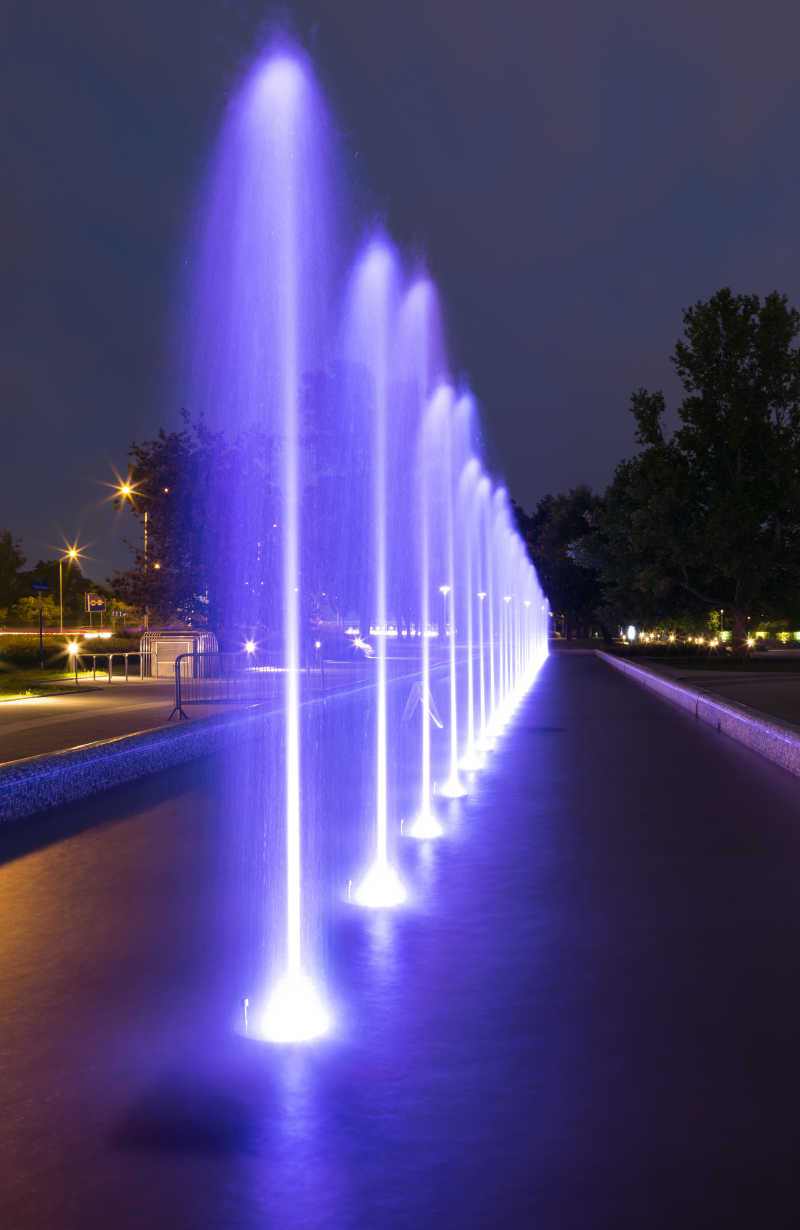 夜晚下的灯光喷泉