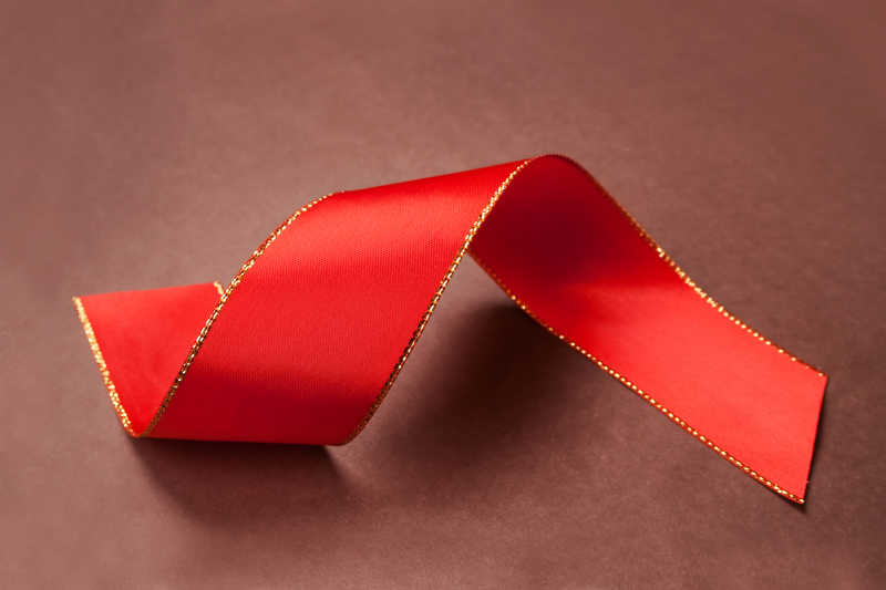 木桌上的红色装饰丝带