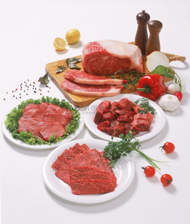 桌子上各种肉类食材