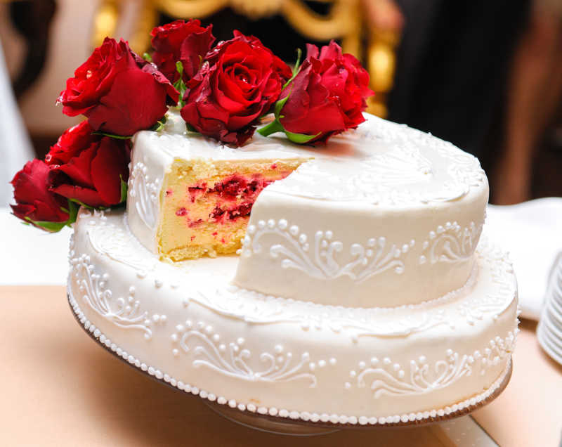用红玫瑰装饰的婚礼蛋糕
