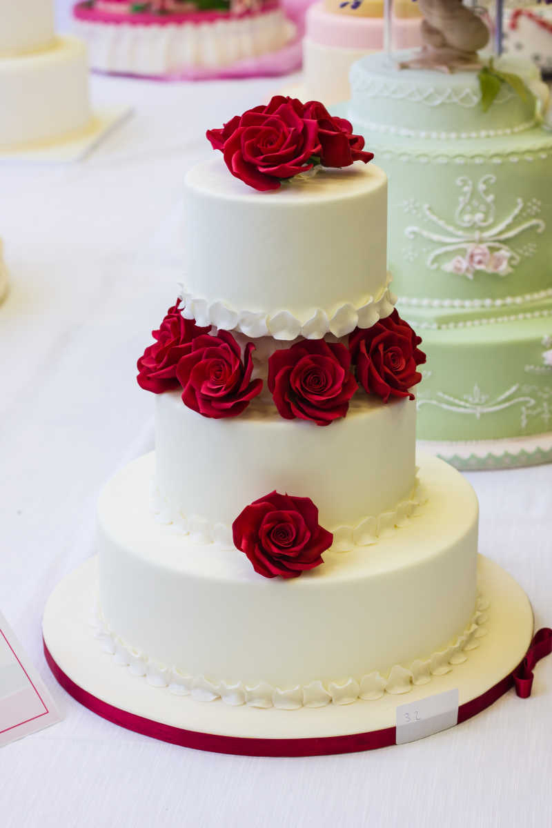 用玫瑰花装饰的蛋糕
