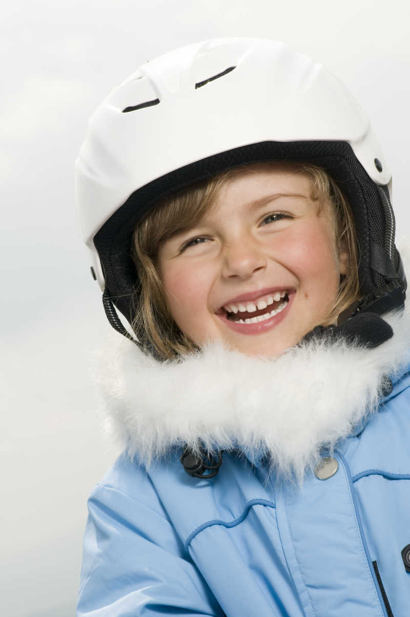 开心的小滑雪美女