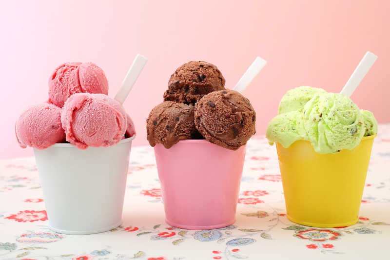 桌子上的三个颜色冰淇淋