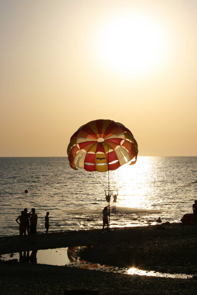 海边的降落伞