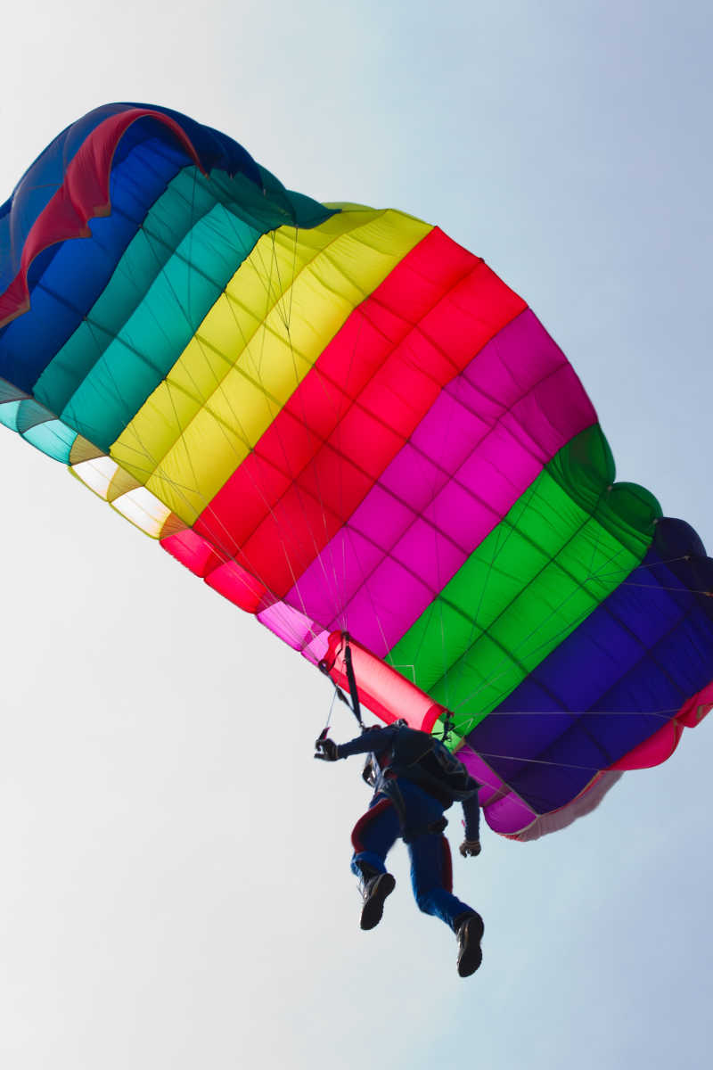 空中彩虹降落伞的运动员