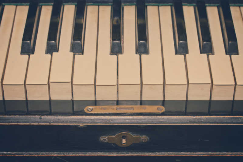 复古的老式钢琴键盘