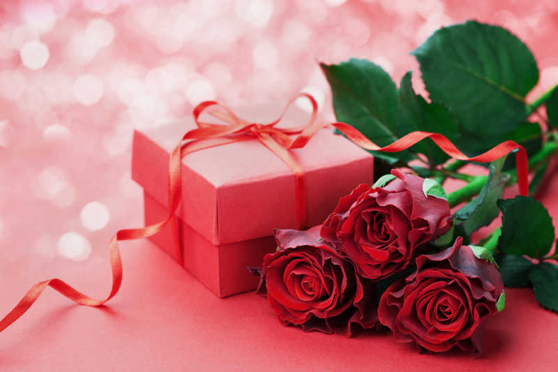 情人节粉色背景下的红玫瑰鲜花礼盒