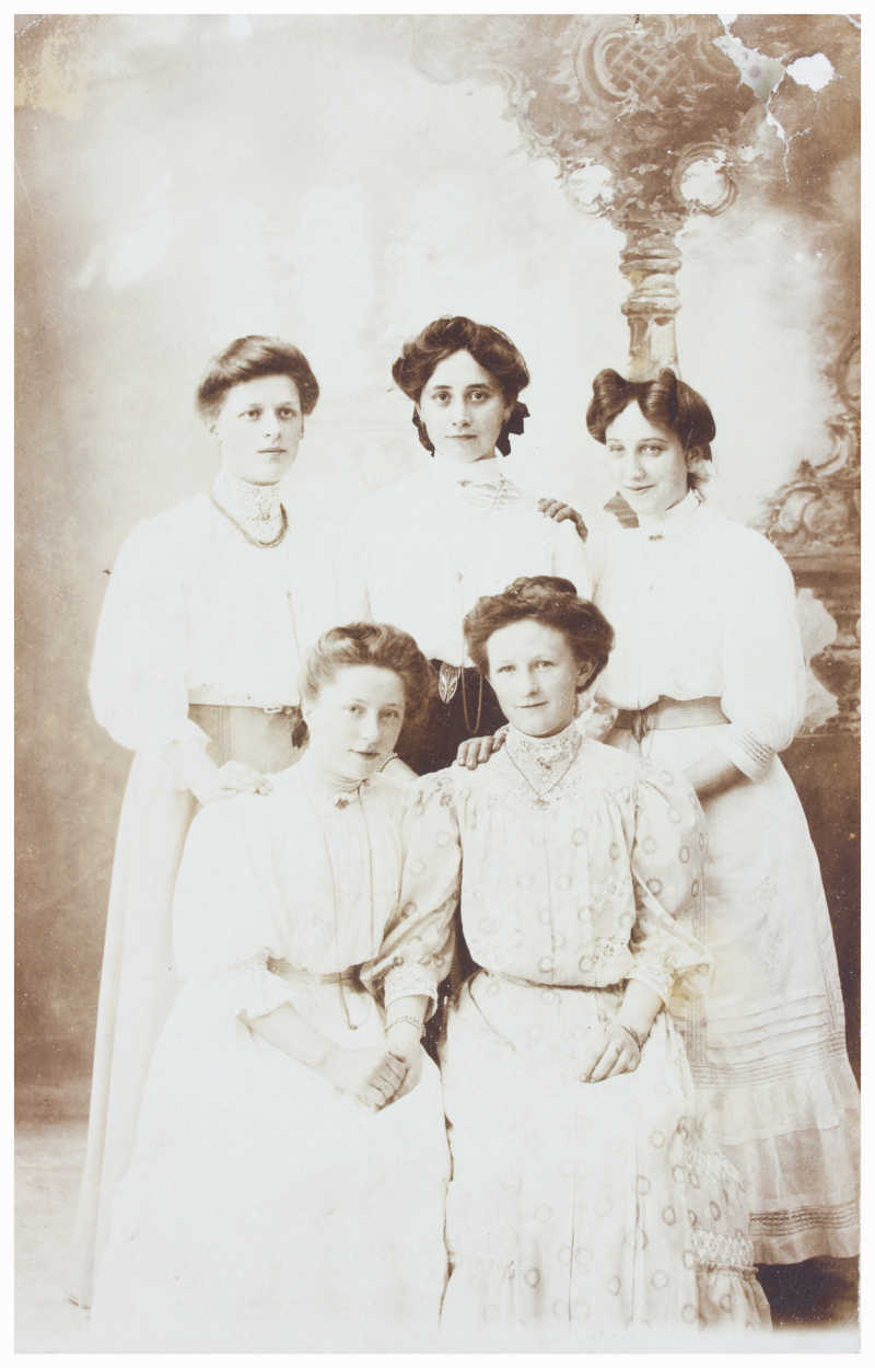老母亲和四个女儿的老照片