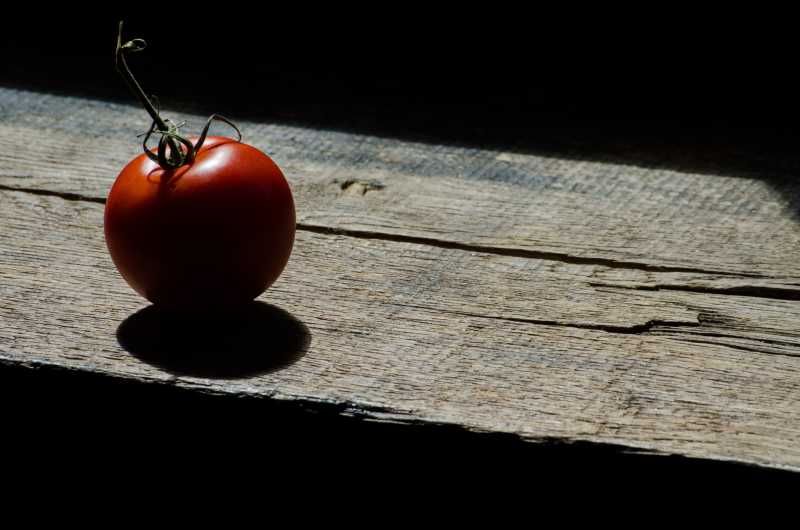 户外阳光下木板上的红色西红柿