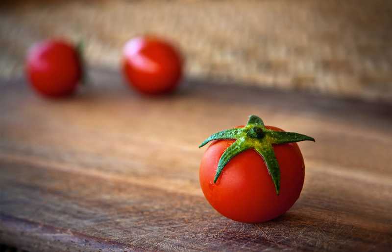 木桌上的美味的意大利番茄