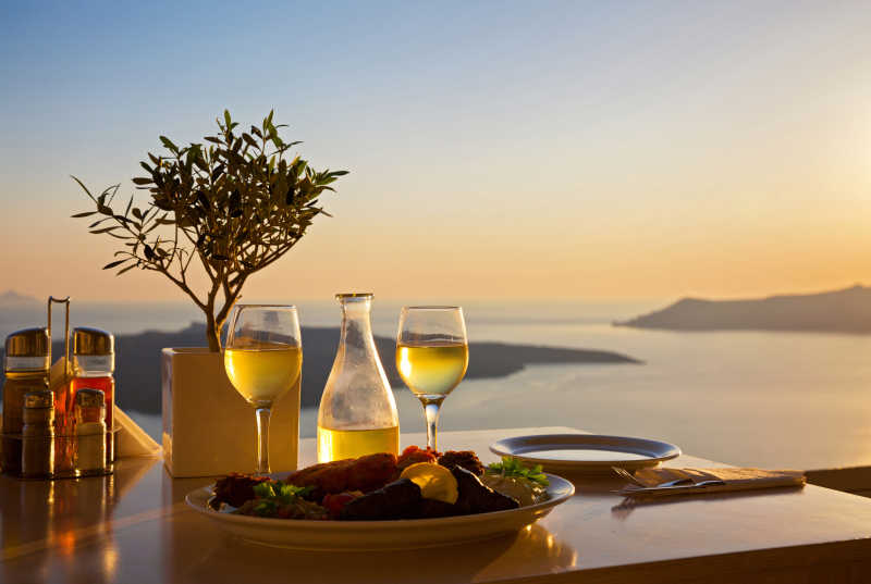 圣托里尼希腊岛上的浪漫二人桌