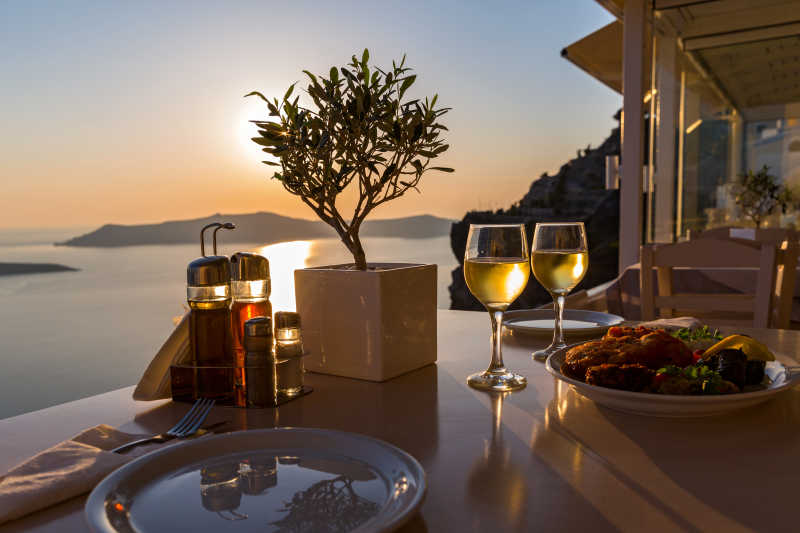 圣托里尼希腊岛上的两人浪漫晚餐