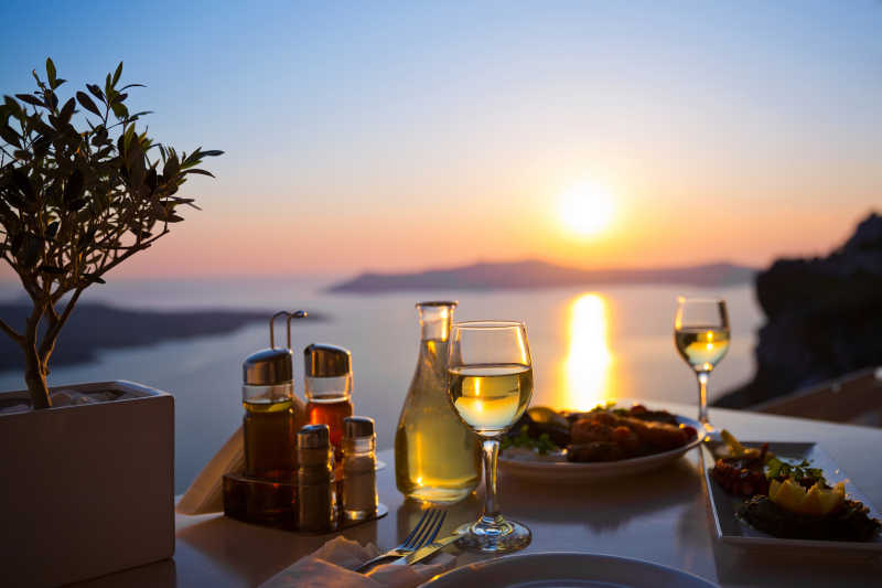 两人的晚餐和希腊圣托里尼的日落日落