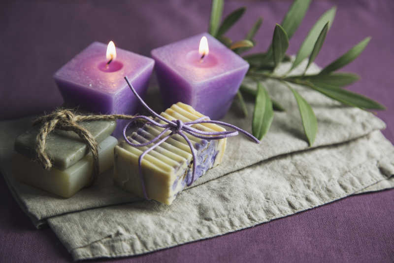 紫色亚麻布上的handgemachte香皂
