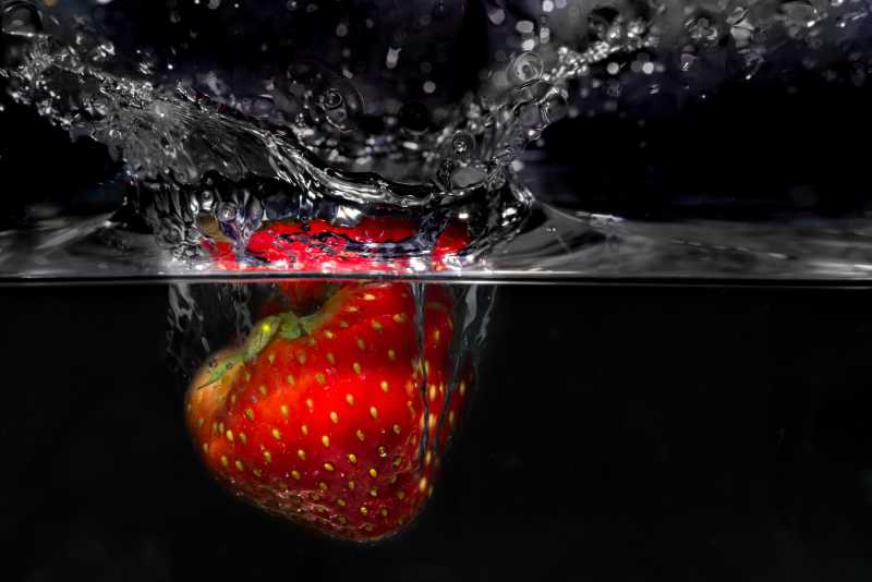 掉落水中的草莓