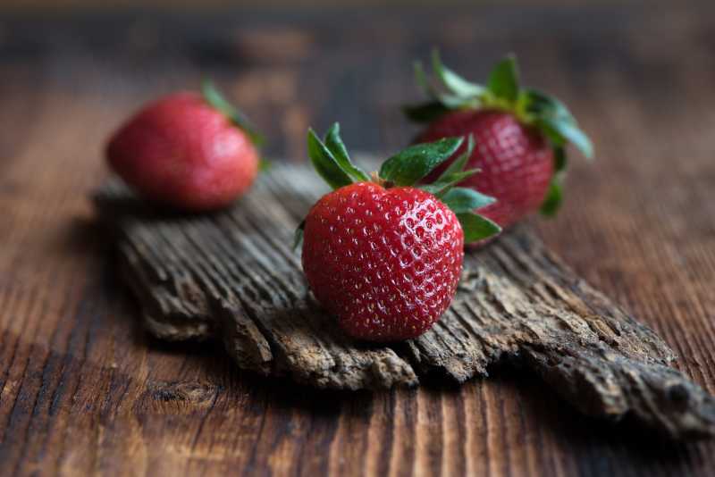 灰色木制板中的红草莓