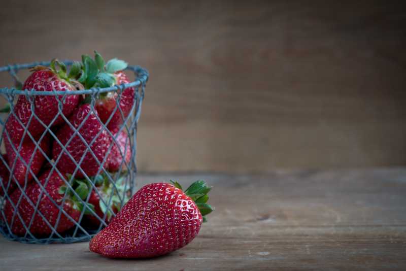 小框中新鲜草莓