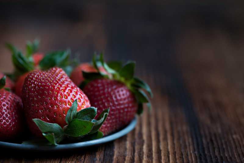 木制桌上盘中的草莓