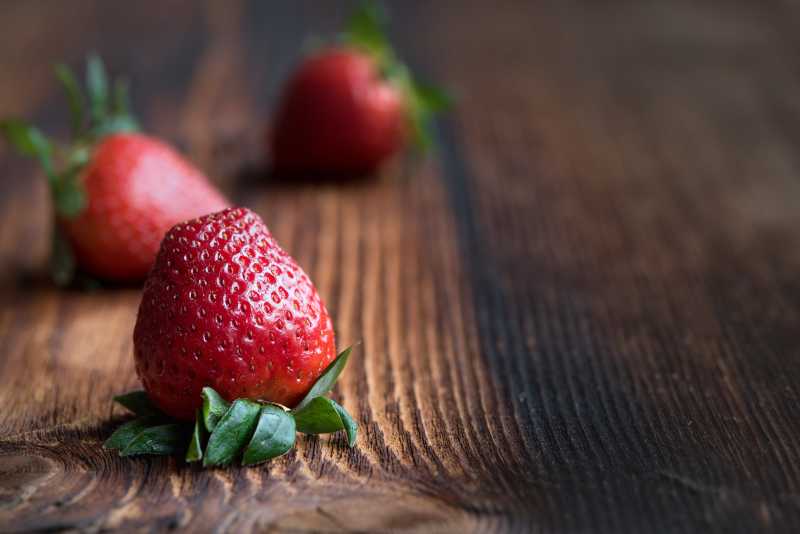 木制板上放置的美味草莓