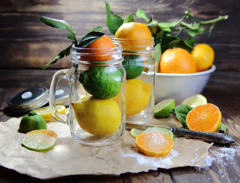 橘子和柠檬在玻璃杯中