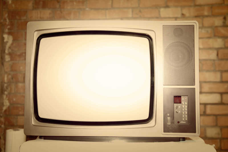 老式白色荧屏电视机