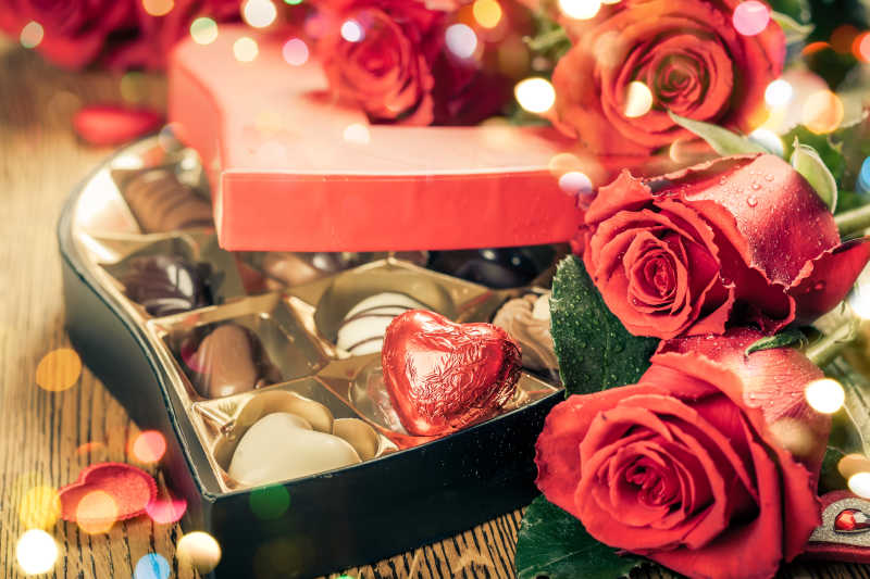 心形盒巧克力松露配红玫瑰