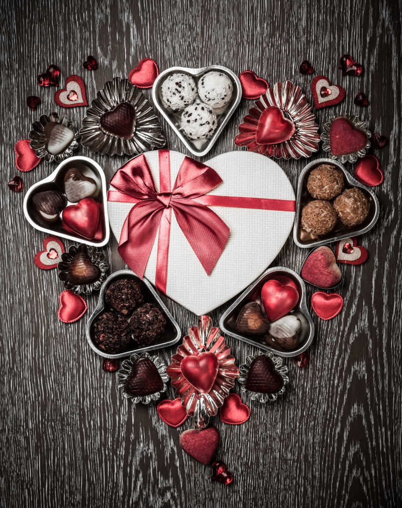 心形盒子里的美味的巧克力情人节