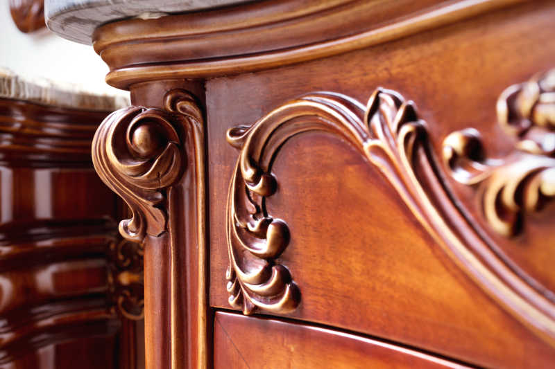老式木质桌子的一角雕刻特写