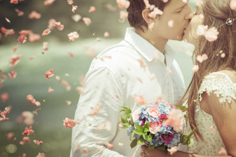 新浪和新娘在花瓣雨中接吻