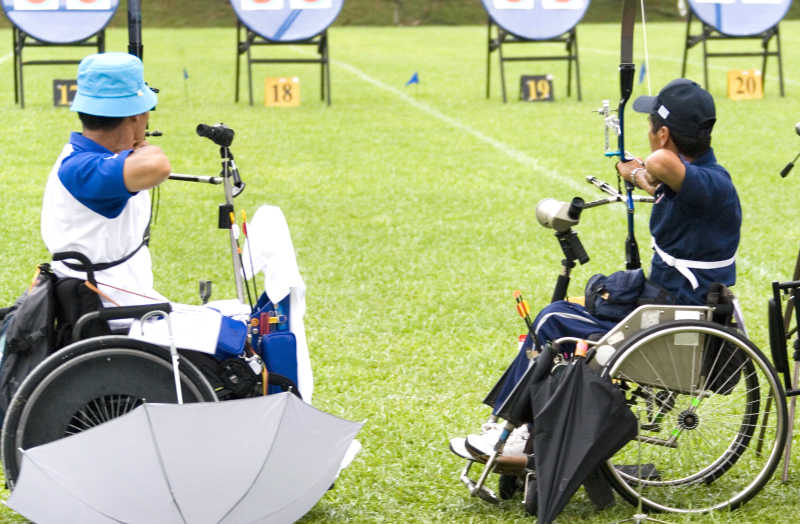坐在轮椅上的残疾运动员的射箭比赛