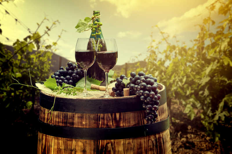 酒桶上的葡萄与葡萄酒