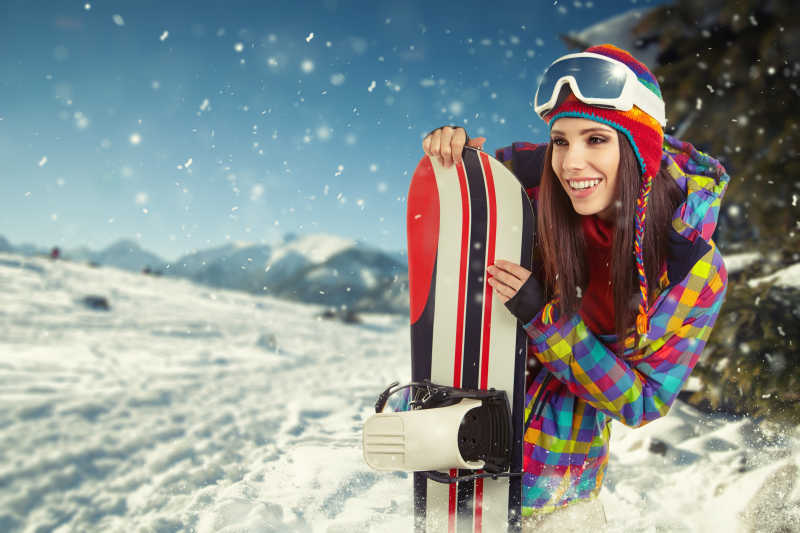 冬季在雪地滑雪的美女
