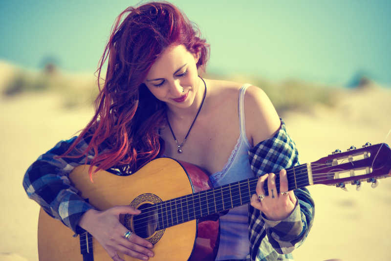 弹吉他的红发女孩