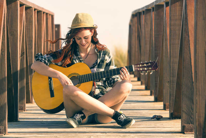 桥上弹吉他的女孩