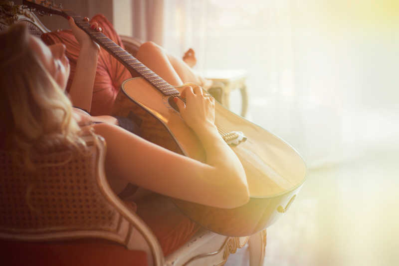 躺着弹吉他的女孩