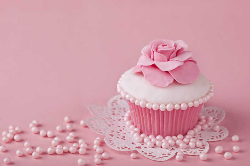 粉红色的鲜花蛋糕