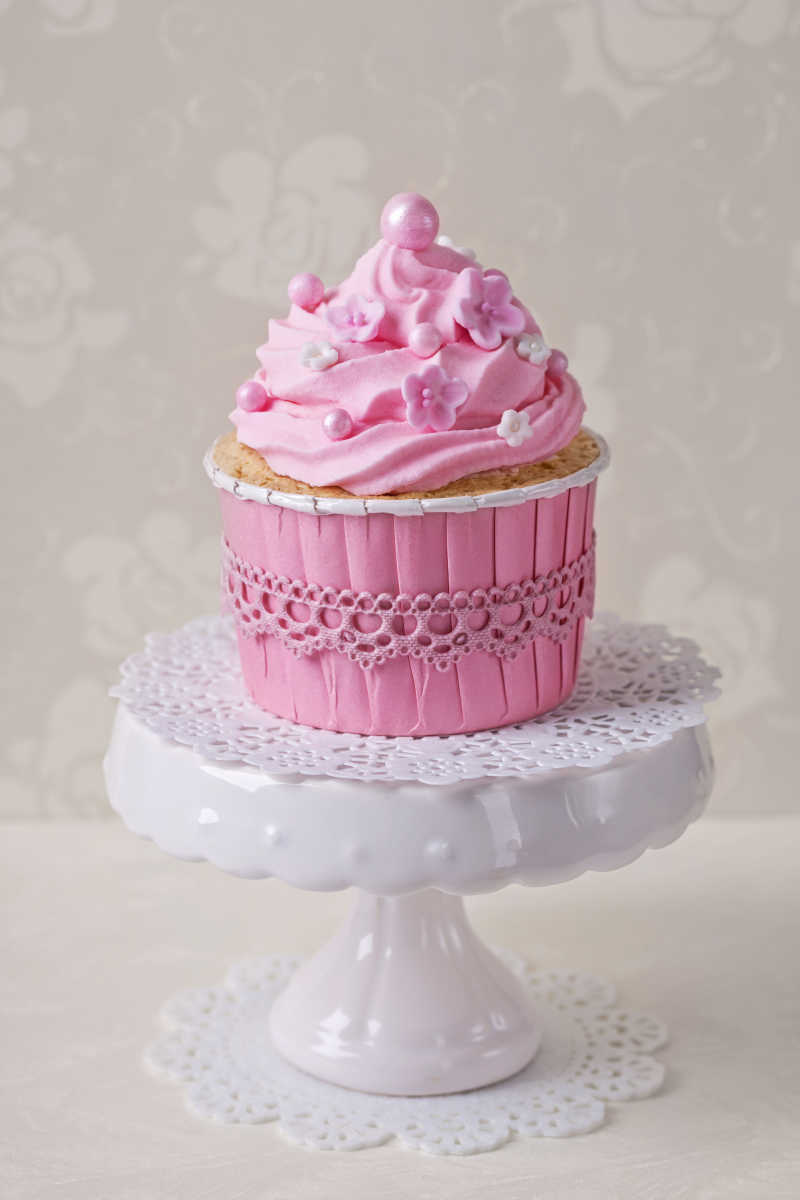 托盘上的粉红色蛋糕