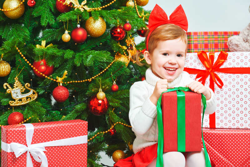 圣诞树旁有圣诞礼物和快乐的孩子