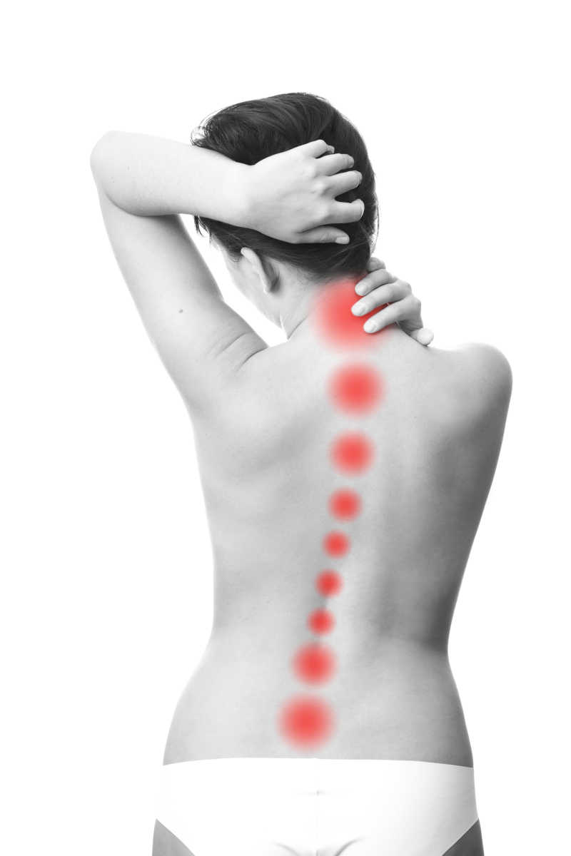 白色背景下背痛和脊椎痛的女人