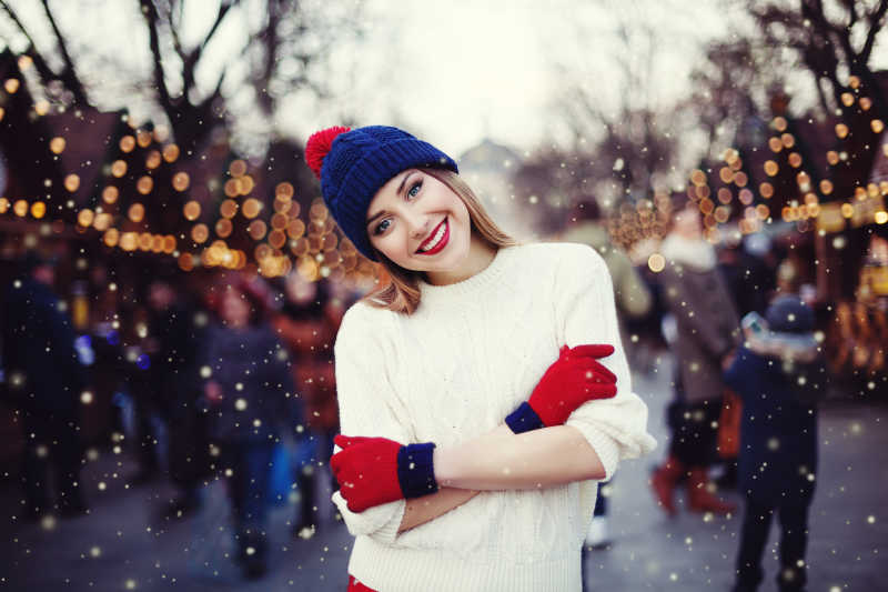 圣诞晚会上微笑美丽的年轻女子街头肖像