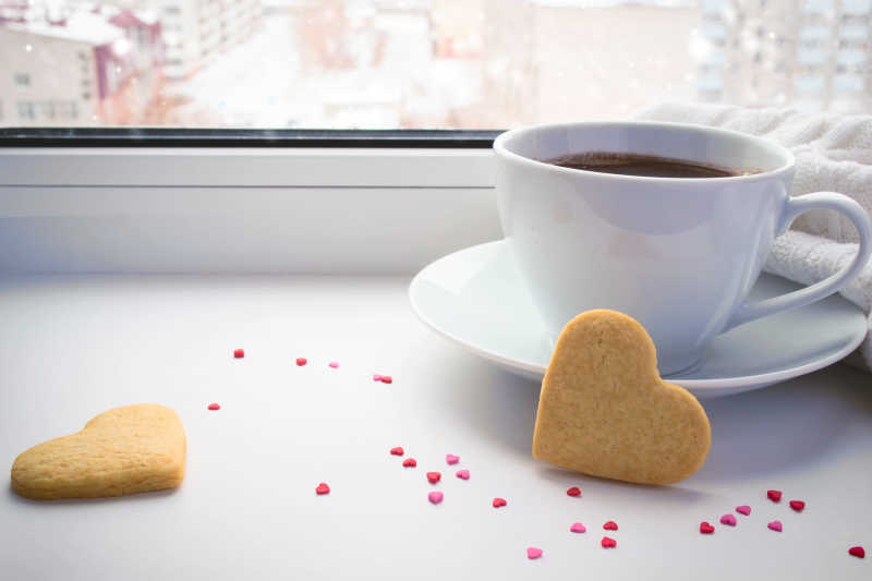 咖啡与饼干摆放在窗户前