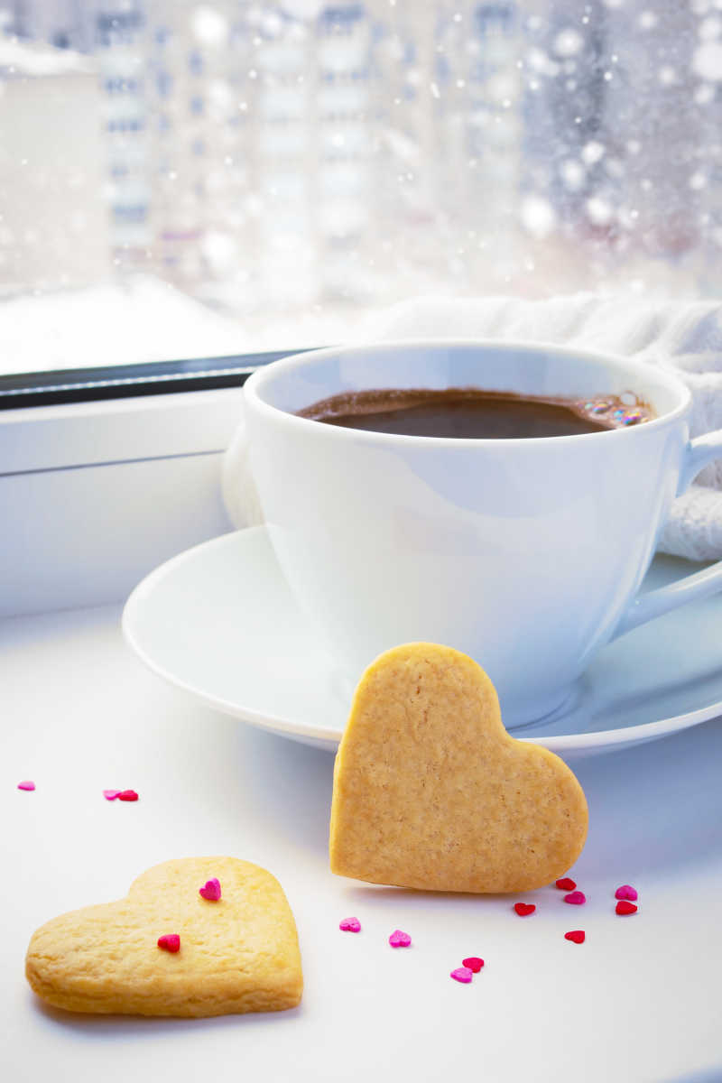 窗户前的咖啡与心形饼干