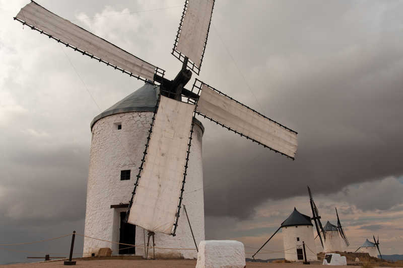 乌云下的荷兰风车