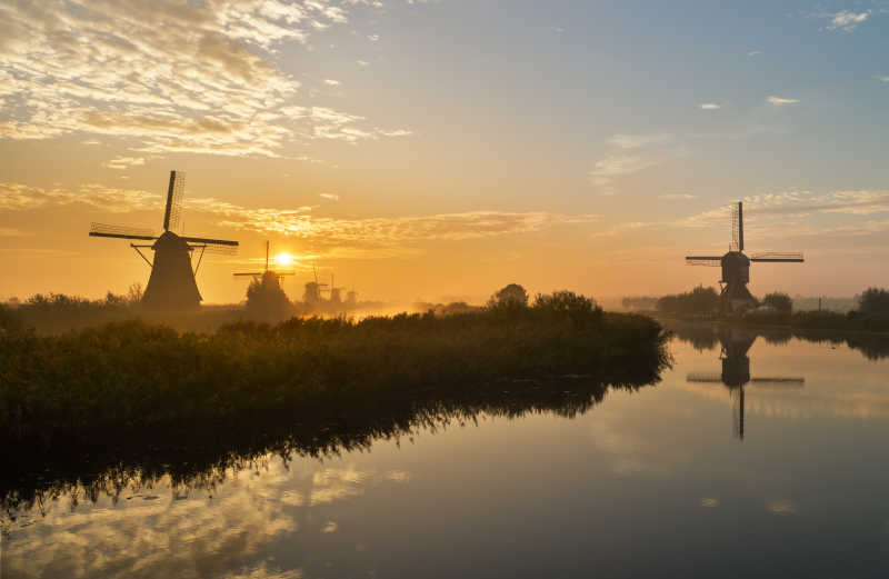 夕阳下的荷兰旧风车