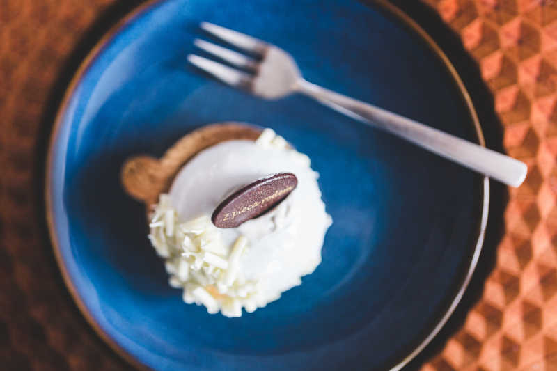 盘中的冰淇淋与叉子