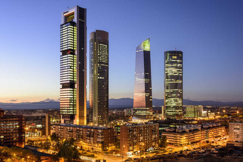 西班牙金融区马德里城市日出-日落前的景色