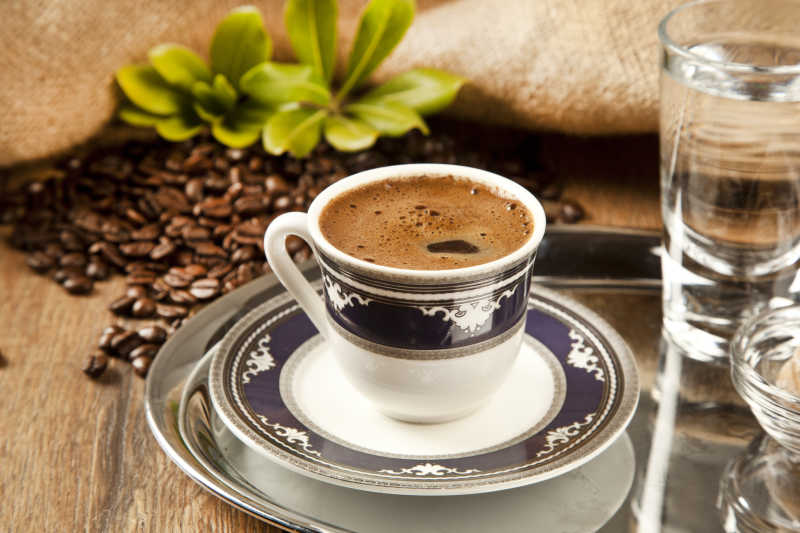 传统的土耳其咖啡杯和咖啡豆概念与木制的背景